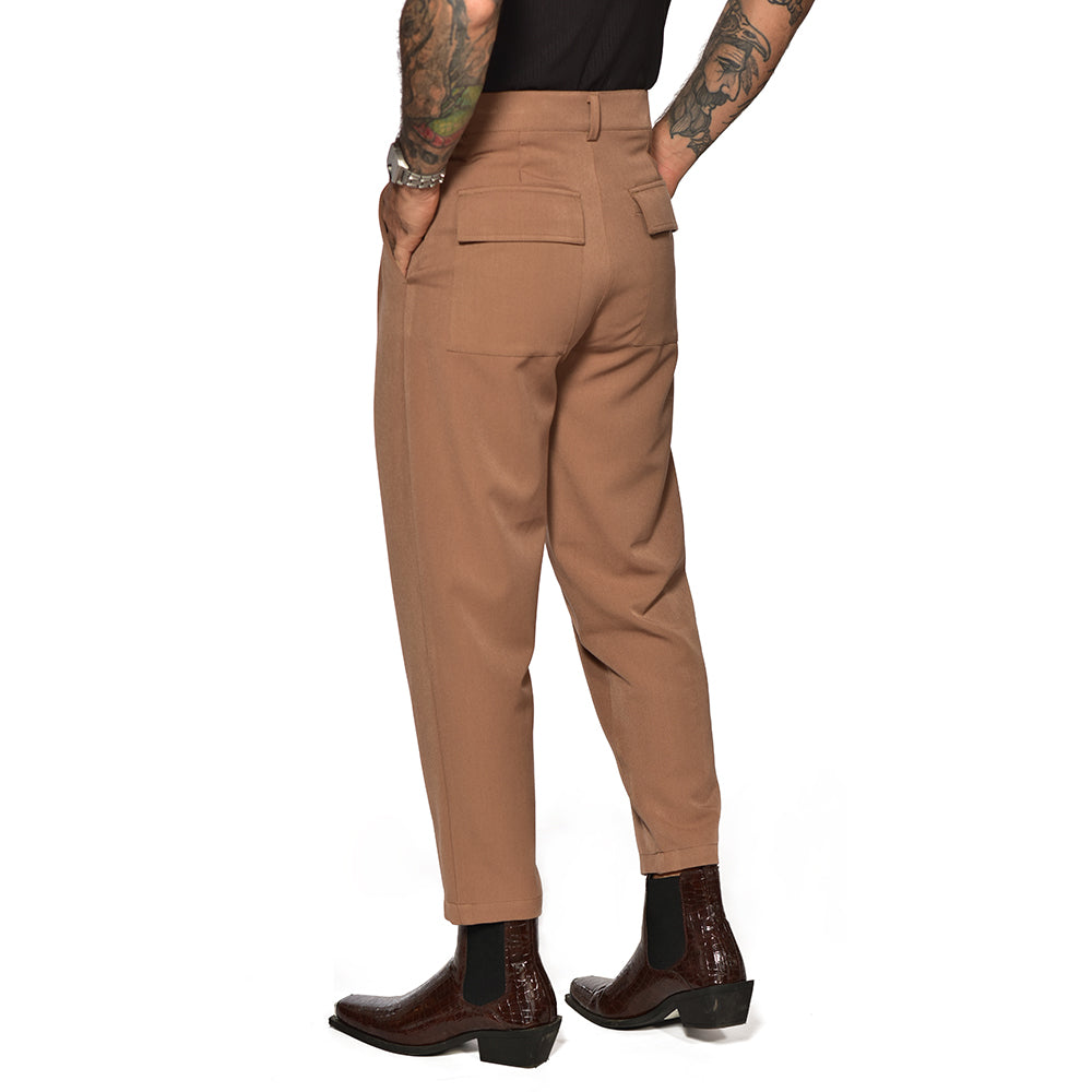 Baggy pants with brown presses