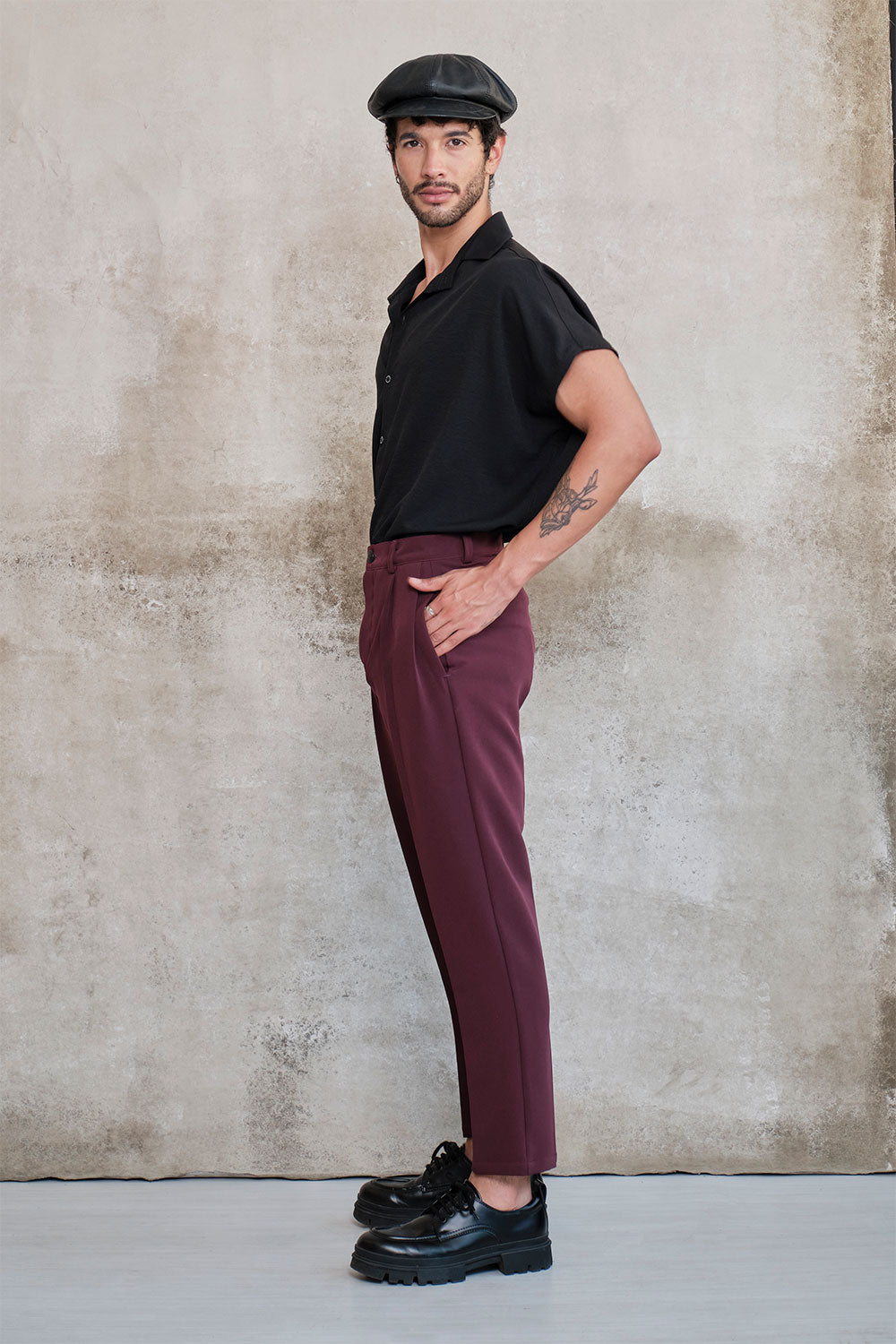 Baggy pants with  burgundy presses