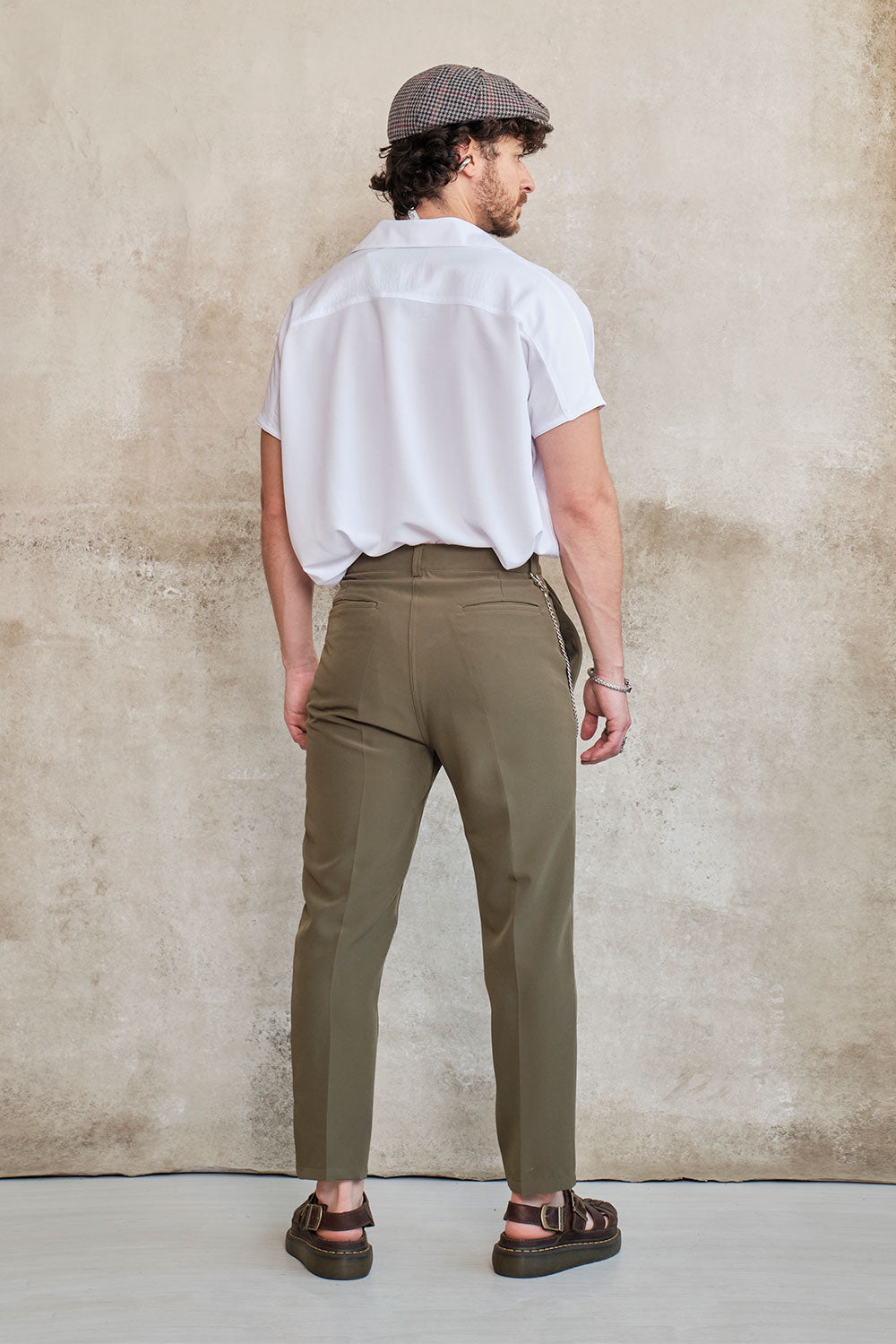 Baggy pants with army presses