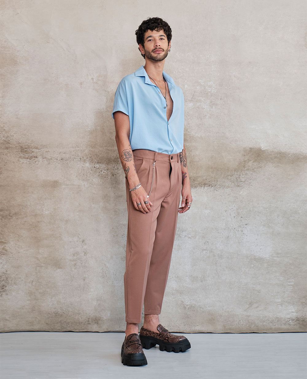 Baggy pants with brown presses