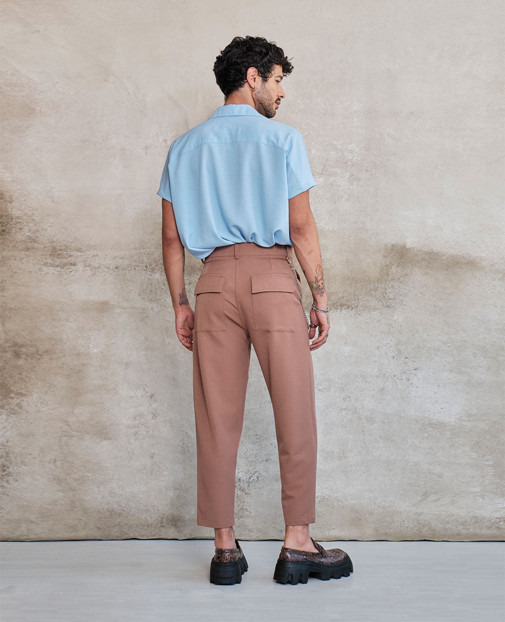 Baggy pants with brown presses