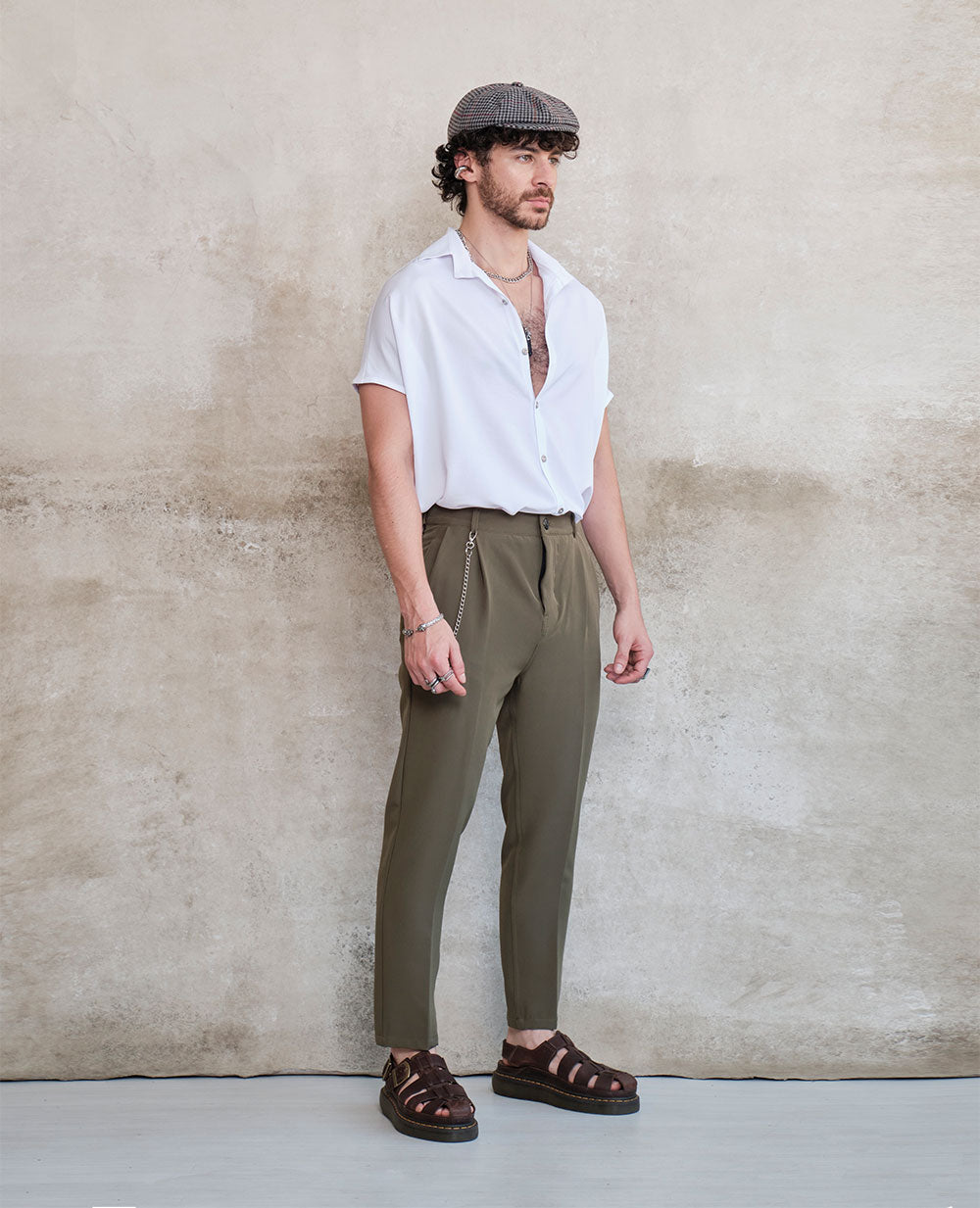 Baggy pants with army presses