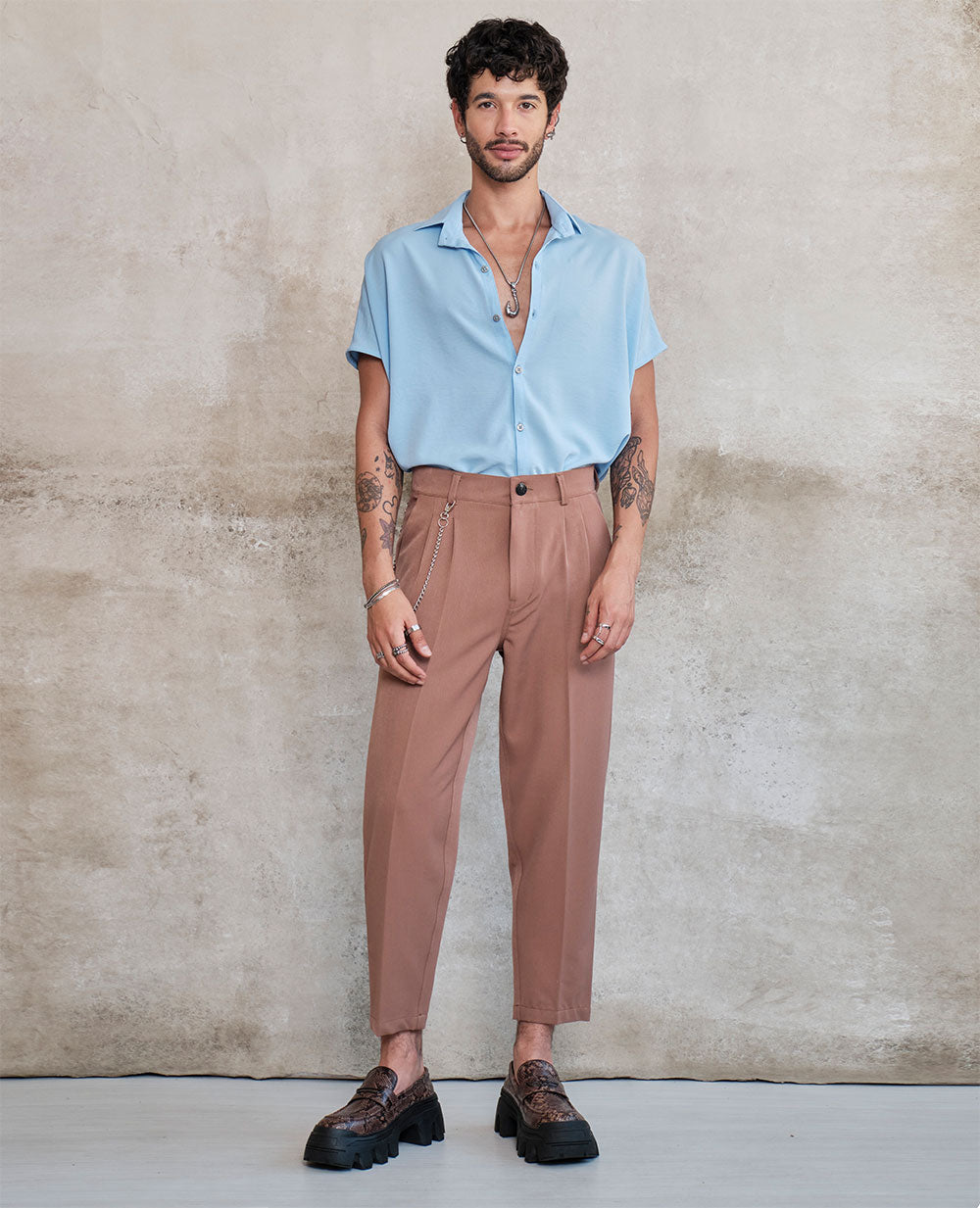 Baggy pants with brown presses